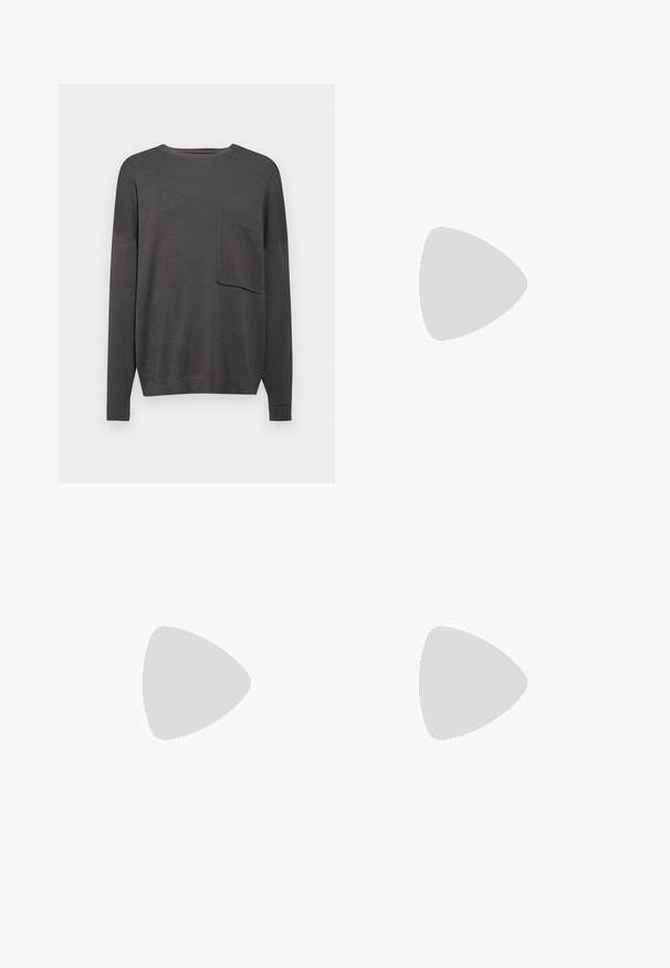 Kolenkitgrijze lange mouwen gebreide trui met een ronde hals en een enkele borstzak. Zachte textuur met een ontspannen pasvorm en geribbelde manchetten.; Blauwe denim cargoshorts met een hoge taille, meerdere cargozakken aan de zijkanten en een klassieke vijf-pocket stijl. Stonewashed textuur.; Zwarte lage sneakers met witte strepen, zwarte veters, gestructureerde zwarte zool en witte hielaccent, met het merk "JACK & JONES" aan de zijkant.; Zwarte stof heuptas met een afgeronde vorm, voorzak met rits en een gladde textuur. Geen zichtbare patronen of accenten. Lichtgewicht ontwerp.