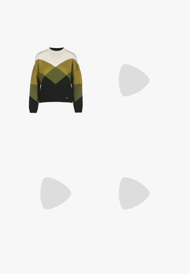 Pulover z geometrijskim vzorcem v temno zeleni, svetlo zeleni, beli in črni barvi. Ima krožni ovratnik in rebraste manšete. Mehak pleteni material.; Črne široke hlače s visokim pasom, gumbnimi detajli na pasu in sprednjimi gubami.; Črne usnjene pumpice z nazobčanimi prsti in nizko blokasto peto. Imajo trak okoli gležnja z zaponko v zlatem tonu. Gladka tekstura.; Črna usnjena torba z dvema dolgima ročajema, gladko teksturo in strukturirano obliko. Ima sprednji žep za dodatno shranjevanje.