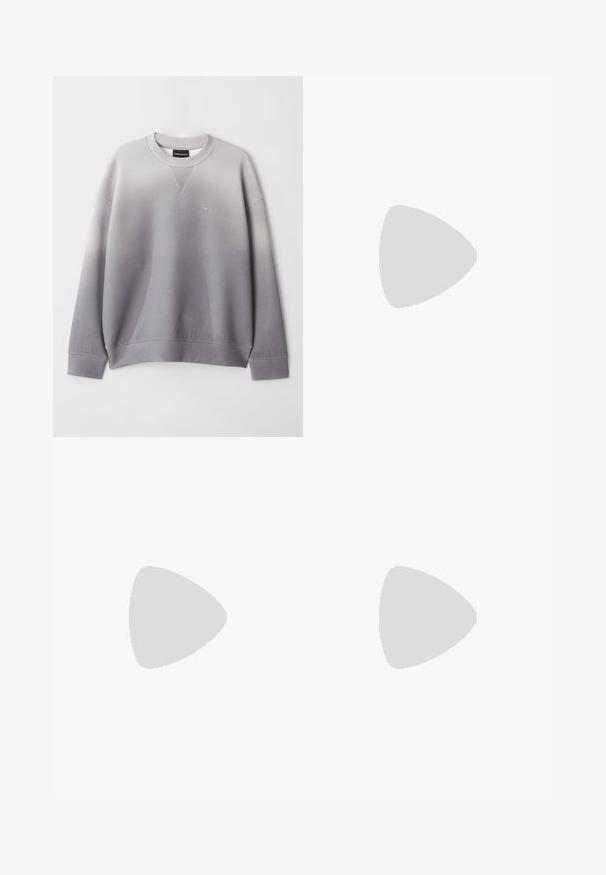 Felpa grigia con un design a gradiente, polsini e orlo a costine, e un piccolo logo sul lato sinistro del petto. Realizzata in un morbido materiale misto cotone.; Pantaloni color blu navy in cotone, con design a gamba dritta, chiusura con bottone frontale e vita classica con passanti per cintura.; Sneakers in pelle bianca con dettagli beige, caratterizzati da una punta arrotondata, lacci piatti, una suola spessa e una finitura cucita attorno alla base.; Clutch nera in pelle con superficie testurizzata, tasca frontale con zip e tracolla rimovibile. Presenta una patch con logo sul davanti. Forma rettangolare.