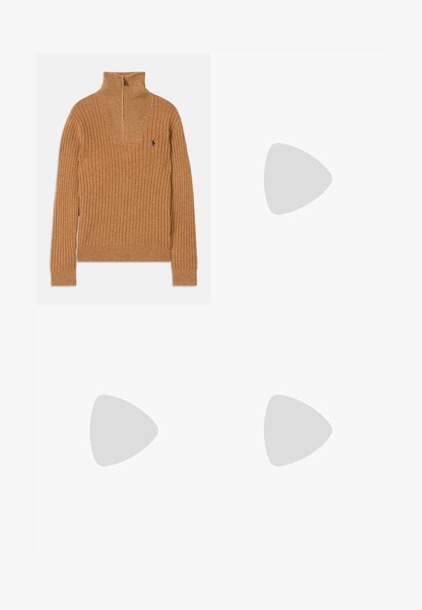 Suéter castanho com nervuras, gola alta, fecho de zip até ao quartzo e pequeno logótipo no peitoral. Textura suave, design ajustado e mangas longas.; Camisa branca de mangas longas com botões, feita de algodão. Apresenta um colarinho amplo, fecho de botão e um pequeno logótipo bordado no peito.; Chinos de algodão bege com frente plana, passantes para cinto e bolsos laterais. Design de perna reta com uma textura suave e uma sensação leve e respirável.; Sapatilhas de couro brancas, design de cano baixo, com textura suave, biqueira redonda, atacadores à frente e um pequeno logótipo bordado na lateral.