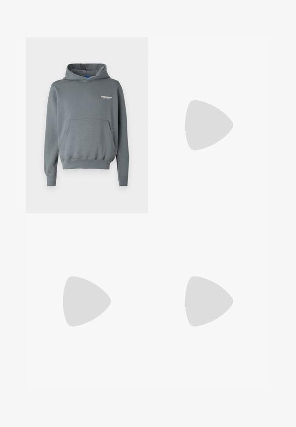 Grauer Fleece-Hoodie mit einer Vorderentasche, Kapuze mit Kordelzug, gerippten Bündchen und einem kleinen weißen Logo auf der linken Brust. Glatte Textur.; Schwarze Denim-Hosen mit weitem Bein und hoher Taille, ausgestattet mit fünf Taschen und einem Knopfverschluss. Der Stoff hat eine glatte Textur und leichten Stretch.; Weiße Leder Sneaker mit grauem Wildlederkapp-, drei horizontalen weißen Streifen, blauen Akzenten und brauner Gummi-Sohle. Strukturiertes Detail auf der Sohle.; Schwarze ovale Sonnenbrillen mit dunklen Gläsern, dicken Rahmen und silbernen Punktekzenten an den Seiten. Glattes Plastikmaterial, zeitgemäßes Design.