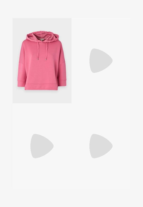 Rózsaszín kapucnis pulóver puha anyagból. Lazább fazonú, széles ujjak jellemzik, és fém tipszel ellátott zsinórok találhatók rajta.; Sötét navy színű, bő szárú nadrág. Lapos elülső rész, övhurkok és oldalsó zsebek jellemzik. Az anyag sima, enyhe rugalmassággal rendelkezik.; Világoskék espadrille slingback dizájnnal, lekerekített orral, jutaszolettal és lapos talppal. Puha tapintás, minimális varrási részletekkel.; Fehér bőr táska strukturált dizájnnal, mágneses záródással és vállpánttal, semleges háttér előtt bemutatva.