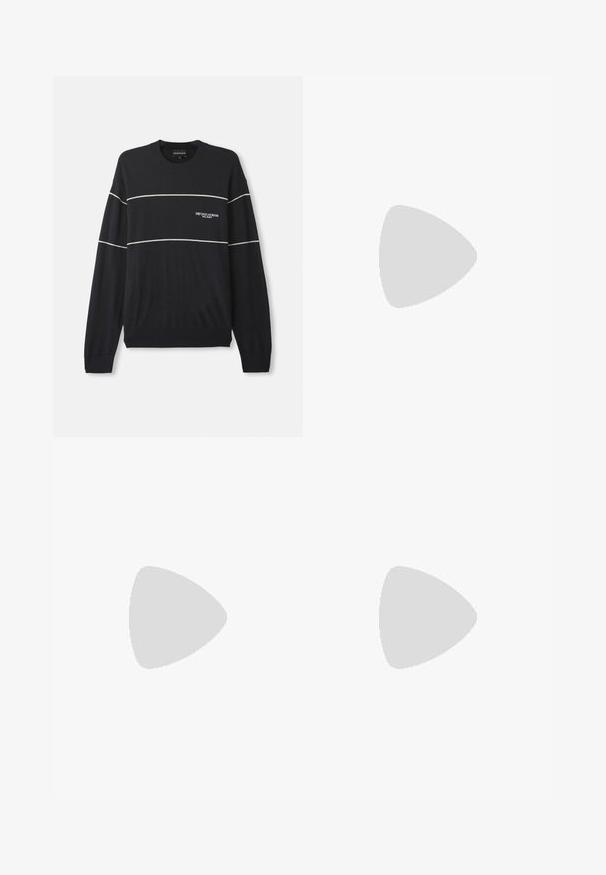 Tamsiai mėlyna megztinis su ilgomis rankovėmis, turintis baltas horizontaliąsias juosteles ir logotipą kairiajame krūtinės kampe. Raštuoti rankogaliai ir apvadas.; Juodos, tiesios kojų kelnės iš lygaus audinio. Turi standartinę juosmens juostą ir neturi matomų raštų ar akcentų.; Juodos odinės sportinės bateliai su žemu profiliu, apvaliu pirštu ir raištelių uždarymu; turi tekstūruotą guminį padą ir logotipo detalę ant kulno.; Juodas odinis kryžiumi nešiojamas krepšys su užtraukiamu skyriumi, logotipo detale ir prekinio ženklo reguliuojama juosta. Dėvimas ant tekstūrinio tamsiai mėlyno megztinio.