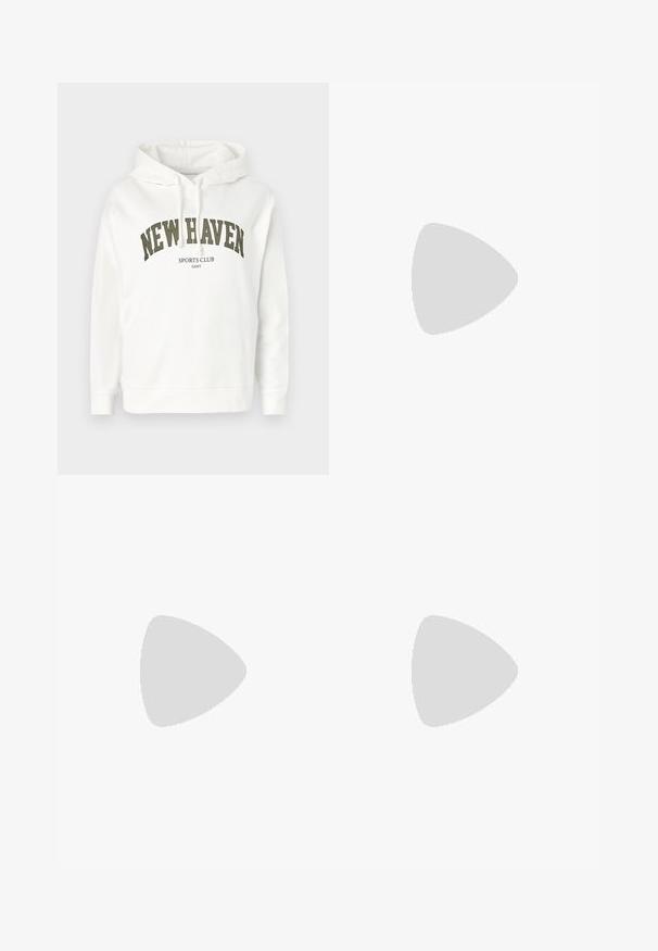 Weißer Kapuzenpullover mit Kordelzug, bedruckt mit "NEW HAVEN" und "SPORTS CLUB" in dunklem Grün. Aus weichem Baumwollmaterial, lässige Passform.; Hochgeschnittene, weit geschnittene Jeans aus dunkelblauem Denim, mit einem Knopfverschluss, fünf Taschen und dezentem Ausbleichen an den Oberschenkeln.; Schwarze Lederloafer mit einem geflochtenen Akzent am Blatt, einem goldenen Logo-Detail und einer stabilen schwarzen Gummisohle. Glatte Textur mit leichtem Glanz.; Weiße Handtasche aus Kunstleder mit kurzen Henkeln, verstellbarem Schulterriemen und goldfarbener Hardware; verfügt über ein dezentes Logo auf der Vorderseite.