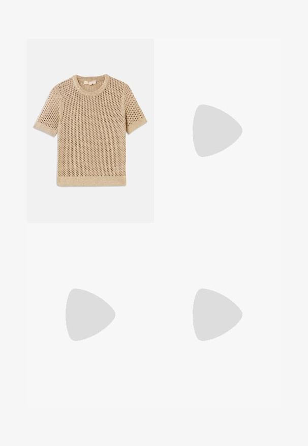 Beige, kötött rövid ujjú pulóver nyitott hálós kialakítással, kerek nyakkivágással és bordás szegéllyel. Könnyű anyag, amely alkalmas melegebb időjárásra.; Magas derekú, széles szárú kék farmernadrág, klasszikus öt zsebes stílussal és kontrasztos varrással az illesztések mentén.; Fekete bőr magassarkú cipő hegyes orral, alacsony dekoltázzsal és díszes arany részlettel. Stiletto sarokkal és sima felülettel rendelkezik.; Beige textúrájú kézitáska állítható pánttal, két elülső zsebbel, amelyek csattal záródnak, és arany színű kiegészítőkkel. A tetején cipzáros záródás.