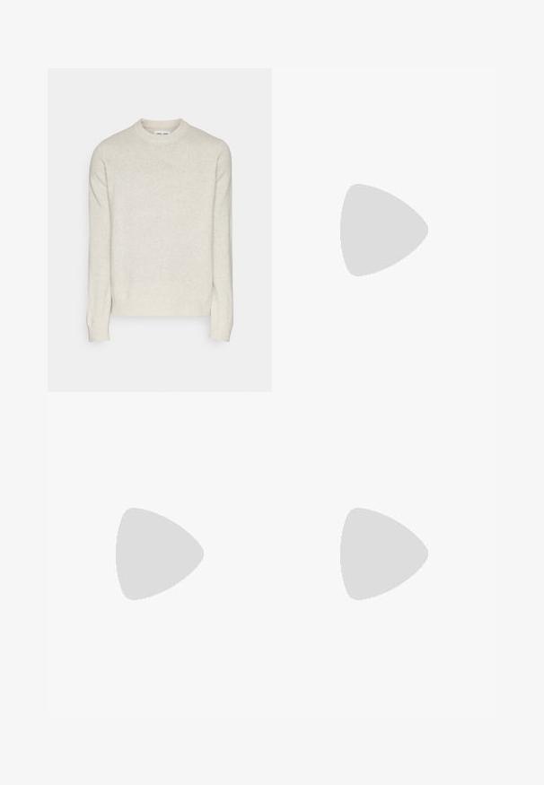 Samsøe Samsøe ISAK SWEATER - Strickpullover - silver lining; Hellblaue Denim-Jeans mit geradem Bein, hohem Bund und minimalen Nähdetails. Der Stoff hat eine weiche, leicht ausgewaschene Textur.; Sportschuhe mit einem Obermaterial aus weißem Leder, grauer Wildleder-Zehenkappe und drei schwarzen Streifen. Sie verfügen über ein blaues Logo auf der Zunge und eine strukturierte Gummisohle.; Schwarze Lederbrieftasche mit strukturiertem Finish, zwei Reißverschlussfächern, einem abnehmbaren runden Kartenetui und einem verstellbaren Tragegurt.
