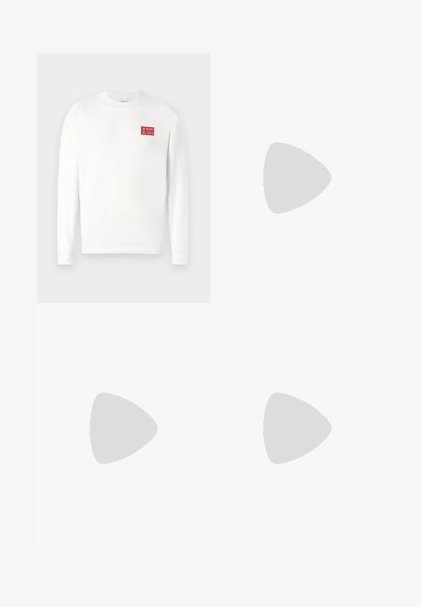 Sweatshirt bianco in cotone con maniche lunghe, collo a giro, e un piccolo logo rettangolare rosso con la scritta "JOOP! JEANS" sul petto.; Pantaloni neri su misura con una vestibilità dritta, realizzati in tessuto liscio. Presentano passanti per cintura e dettagli di piega lungo la parte anteriore.; Sneaker bianche in pelle con finitura liscia, punta arrotondata, lacci piatti e suola texturizzata. Accento in suede grigio sul tallone.; Occhiali da sole trasparenti in plastica con lenti rettangolari marroni, dotati di sottili aste trasparenti e dettagli in metallo sulle tempie.