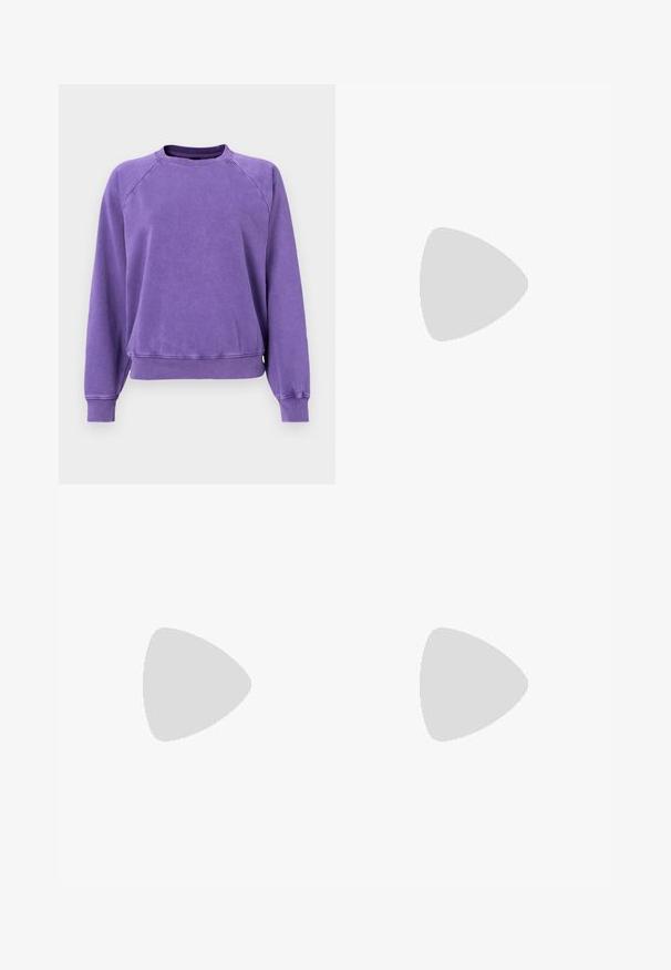 GAP NEW CREW - Melegítőfelső - ultraviolet wave; Fekete denim széles szárú farmer, cipzáros elejével, öt zsebes kialakítással és diszkrét varrással. Sima textúra és laza stílus.; Fekete lakk magas sarkú szandál négyzet alakú orral, bokapántokkal és ezüst csatokat tartalmaz. Masszív blokk sarka a stabilitásért felel.; Fekete kézitáska ívelt formával, sima anyagból. Ezüst színű fémrészekkel, állítható pántokkal és csat részletekkel az oldalán.