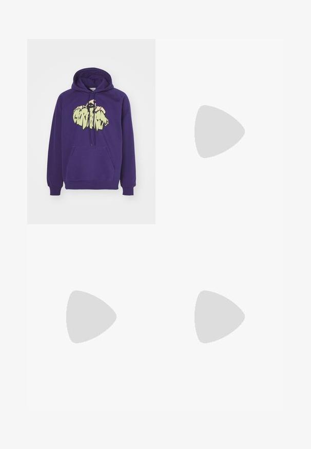 Paarse hoodie met een voorste zak, voorzien van een grote gele grafische print. De stof is zacht met ribbelmanchetten en een ribbelzoom.; Lichtblauwe denim jeans met een recht model, voorzien van een middelhoge taille, vijf zakken en een knoop- en ritssluiting.; Zwarte leren loafers met een franjesaccent, voorzien van een dikke zwarte zool en gele stiksels langs de rand. Gevoelige afwerking.; Driedelige zilveren metalen halsketting met slanke, flexibele kettingen met een lichte glans, beveiligd met een karabijnhaak en een verstelbare ketting.