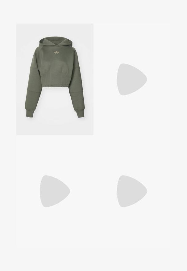 Alpha Industries WAISTED HOODY - Felpa - dark olive; T-shirt di cotone verde con maniche corte, scollo rotondo e logo Adidas bianco sul petto. Tessuto morbido, vestibilità comoda.; Pantaloni sportivi verdi realizzati in un materiale liscio e leggero, con strisce laterali nere e un logo ricamato sul davanti.; Sneaker in suede verde con strisce e dettagli bianchi, suola in gomma gommata, con lacci verdi e logo laterale.