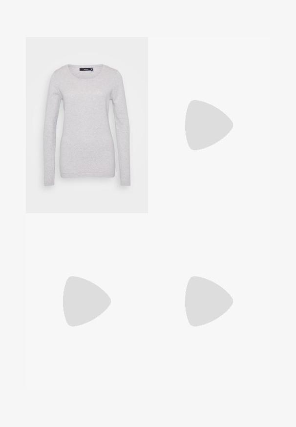 Maglione grigio chiaro a maniche lunghe realizzato in tessuto a maglia testurizzato, con scollatura a girocollo e polsini a costine. Design semplice e privo di ornamenti.; Jeans neri a vita alta e svasati, realizzati in denim, con chiusura a bottone, tasche laterali e una texture liscia.; Stivale alla caviglia nero in pelle liscia, con punta appuntita, tacco a blocco e cuciture raccolte distintive lungo il bordo superiore.; Clutch nera trapuntata con hardware dorato, abbinata a un vestito floreale blu. Il vestito presenta una trama liscia e una silhouette a lunghezza ginocchio. Sandali neri con cinturini.
