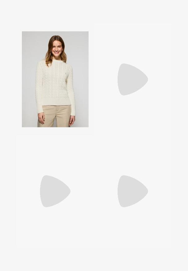 Cremfarbener Strickpullover mit Kabelmuster und geripptem Saum sowie Bündchen. Weiche Textur, runder Halsausschnitt, mit kleinem besticktem Logo auf der Brust.; Braune weite Hosen aus leichtem Stoff. Verfügt über einen flachen Bund, Gürtelschlaufen und eine taillierte Silhouette mit einem knöchellangen Schnitt.; Schwarzer Lackleder-Stiefelette mit spitzer Zehe und einem mittelhohen Blockabsatz. Glatte Textur und minimalistisches Design.; Schwarze Handtasche mit strukturierter Form, glatter Textur und einem metallischen Verschluss. Kombiniert mit weiten schwarzen Hosen und offenen Sandalen auf einem Holzboden.