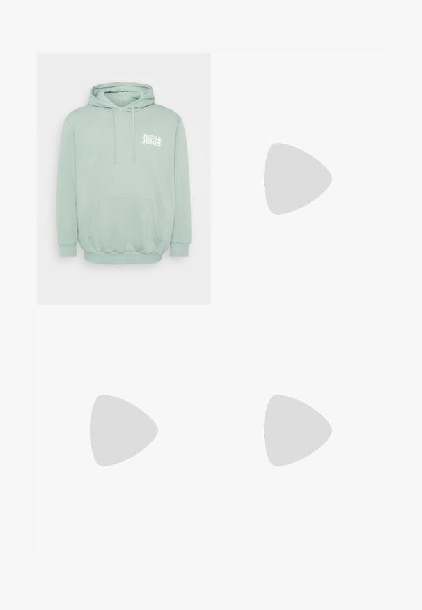 Mintgroene hoodie van zachte stof; met een kangoeroezak, ribgebreide manchetten en een wit logo op de borst. Verstelbare trekkoordkap.; Olijfgroen corduroyhemd met lange mouwen, knoopsluiting, twee borstzakken en een bergafbeelding patch op de linkerzak.; Lichtblauwe denim jeans met een hoge taille, wijd uitlopende pasvorm en een subtiele vervaagde textuur. Voorzien van zijzakken en een ritssluiting.; Witte leren sneakers met een grijze suède neuskap, drie horizontale witte strepen, blauwe accenten en een bruine rubberen loopzool. Geweven detail op de zool.