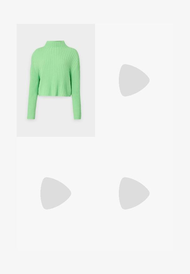 Pulover scurt de culoare verde deschis, cu guler înalt, textură canalată și mâneci lungi. Prezintă o croială lejeră și un material moale.; Pantaloni negri tailor-ed cu un design drept, având o textură fină și cute clare pe față. Fără elemente de prindere vizibile.; Pantof cu toc mic, cu vârf ascuțit și slingback, realizat din piele netedă, având un design decupat pe lateral pentru respirabilitate.; Geantă de umăr din piele neagră cu o textură moale, formă triunghiulară și curea ajustabilă, asortată cu o bluză cu dungi albastre deschise și pantaloni albi.