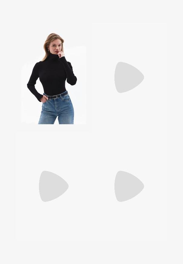 Top nero a collo alto a coste con maniche lunghe, abbinato a jeans in denim azzurri a vita alta e una cintura nera.; Jeans in denim azzurro chiaro con design a gamba dritta, cinque tasche e una texture sbiadita. Presentano cuciture a vista e una chiusura con bottone classico.; Mule in pelle patinata nera con punta affusolata, design curvato e tacco a blocco basso con cuciture decorative lungo la parte superiore.; Borsa a tracolla nera in pelle con una texture liscia. Presenta una tracolla regolabile e un design elegante e minimalista con chiusura a zip.
