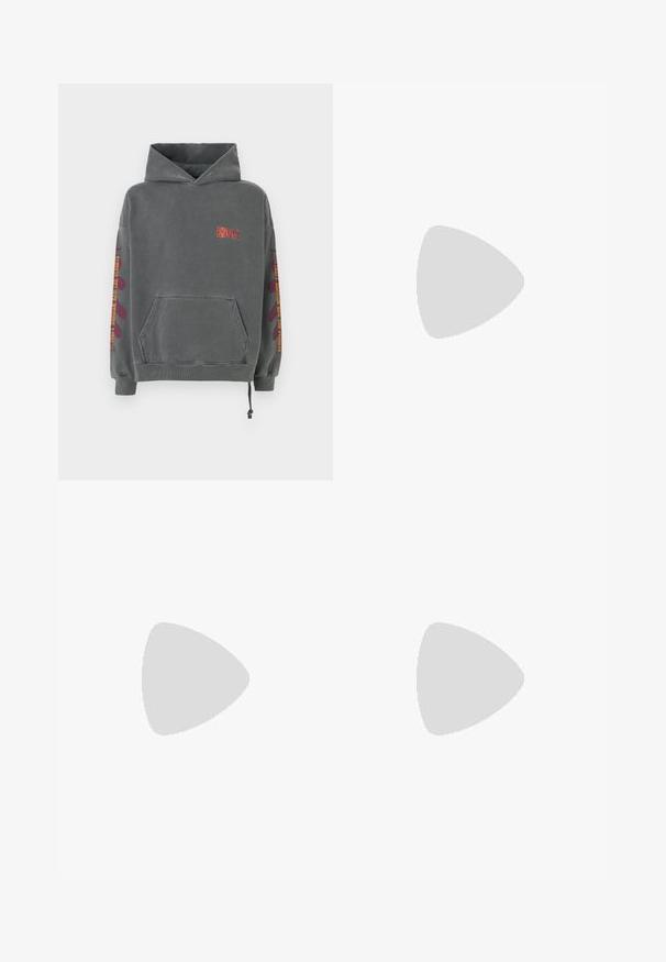 Grå hættetrøje med kængurulomme, med et rødt broderet logo på brystet og iøjnefaldende, farverige grafik på ærmerne.; Filippa K TERRY CROPPED TROUSERS - Bukser - sage melange; Hvide lædersneakers med en glat overflade, rund tå, flade snørebånd og en tekstureret sål. Har et diskret logo på hælen.; Sorte runde solbriller med mørke linser og slanke metalarme. Inkluderer klare tempeltips og sølvdetaljer ved hængslet. Minimalistisk design.