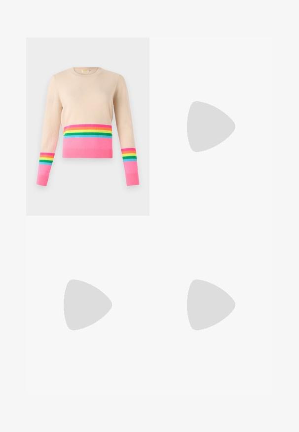 Beige trui met lange mouwen, voorzien van een horizontale roze band en regenboogstrepen in groen, blauw, geel en rood aan de onderkant en mouwen.; Zwarte op maat gemaakte broek met een recht model, voorzien van een soepele textuur en scherpe plooien aan de voorkant. Geen zichtbare hardware.; Zwarte leren slingback hakken met een spitse neus, voorzien van een slanke hak en een goudkleurige accent op de verstelbare band. Gladde textuur.; Zwarte leren handtas met een gestructureerd ontwerp, featuring een verkorte vorm, bovenhandvat en gouden hardwareaccent. Inclusief verstelbare schouderband.