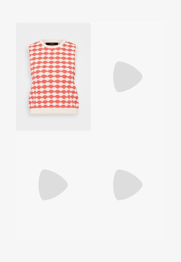 Maglione senza maniche lavorato a maglia con un motivo a onda in corallo e crema. Il tessuto presenta una finitura testurizzata e ha un collo tondo.; Jeans a gamba larga in denim blu scuro. Presentano cinque tasche, passanti per cintura e un orlo grezzo in fondo con dettagli di cucitura visibili.; Scarpa con tacco alto tipo slingback in pelle verniciata marrone scuro lucido, punta affusolata, lati aperti e cinturino alla caviglia regolabile.; Borsa tote in pelle marrone con texture liscia, design con apertura superiore e due spallacci. Presenta cuciture minime e nessun hardware visibile.