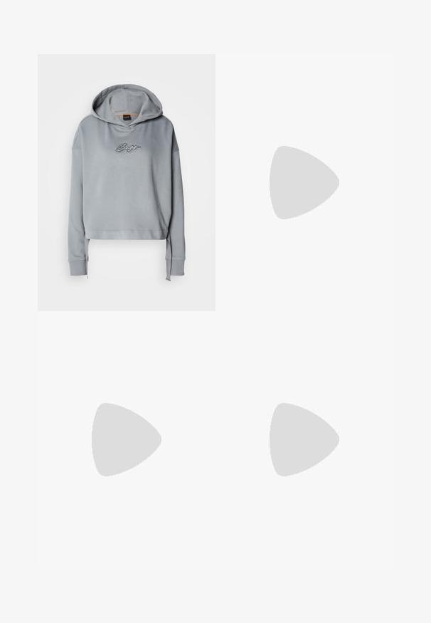 Pilkas trumpas džemperis su gaubtu ir raišteliu, priekyje turi tekstūruotą sidabrinį logotipą. Minkšta medžiaga, laisvas kirpimas, banguoti rankogaliai.; Juodi pritaikyti kelnių modeliai su tiesiomis kojomis, pasižyminčios lygiomis tekstūromis ir ryškiomis klostėmis priekyje. Nėra matomų detalių.; Juodas odinis pavasario batelių modelis su smailiu nosiu, turintis siaurą kulniuką ir auksinės spalvos akcentu reguliuojamoje juostoje. Lygi tekstūra.; Juoda odinė rankinė su struktūrizuotu dizainu, turi trumpą formą, viršutinę rankeną ir auksinius akcentus. Pridėtas reguliuojamas peties diržas.