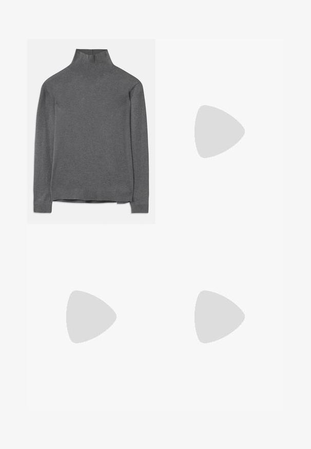Maglione grigio a collo alto realizzato in un tessuto morbido, con maniche lunghe, collo e orlo a coste e una vestibilità comoda. Texture liscia e design semplice.; Pantaloni neri a gamba larga con vita alta, caratterizzati da pieghe frontali, una texture liscia e una finitura sartoriale. Progettati per un fit rilassato.; Sandali slingback bianchi con un leggero tacco, sottili cinturini e una superficie in pelle liscia; presentano una piccola fibbia decorativa.; Clutch in pelle nera con texture arricciata, cornice in metallo color argento, chiusura a scatto e tracolla a catena. Superficie liscia e morbida.
