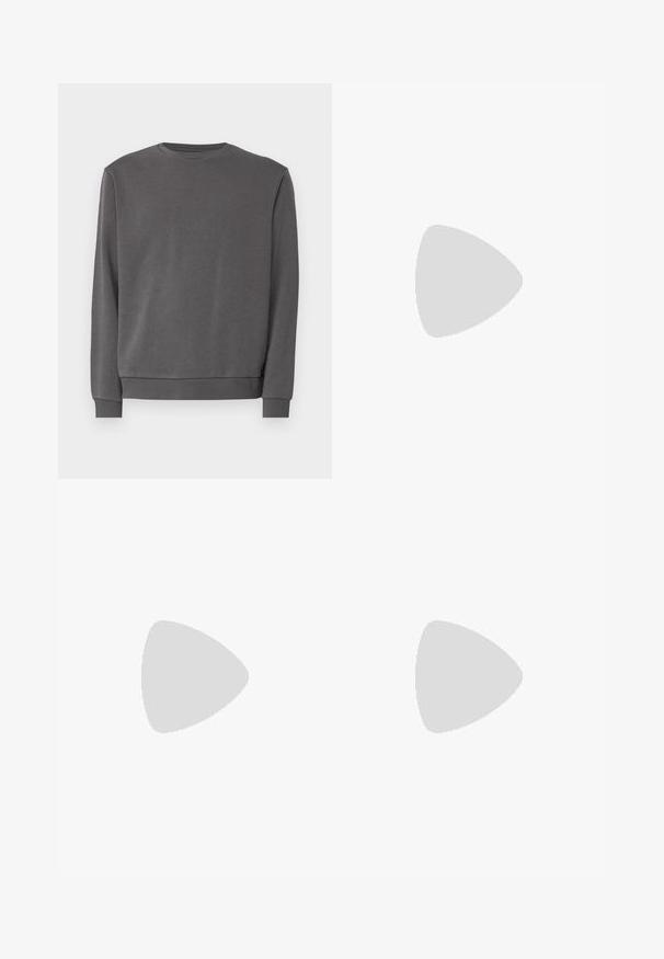 Felpa grigia realizzata in materiale morbido, con scollo rotondo, maniche lunghe, polsini a coste e orlo diritto per una vestibilità rilassata.; Jeans in denim blu scuro con taglio dritto, design a cinque tasche, chiusura con bottone in metallo e cuciture in contrasto, caratterizzati da una leggera trama.; Sneaker grigia e bianca con tomaia in suede e pelle, punta arrotondata, lacci piatti e soletta in gomma con un accento color caramello.; Occhiali da sole rettangolari marroni con lenti colorate, montatura in plastica e dettagli in metallo sui lati. Presentano un design elegante e una superficie liscia.