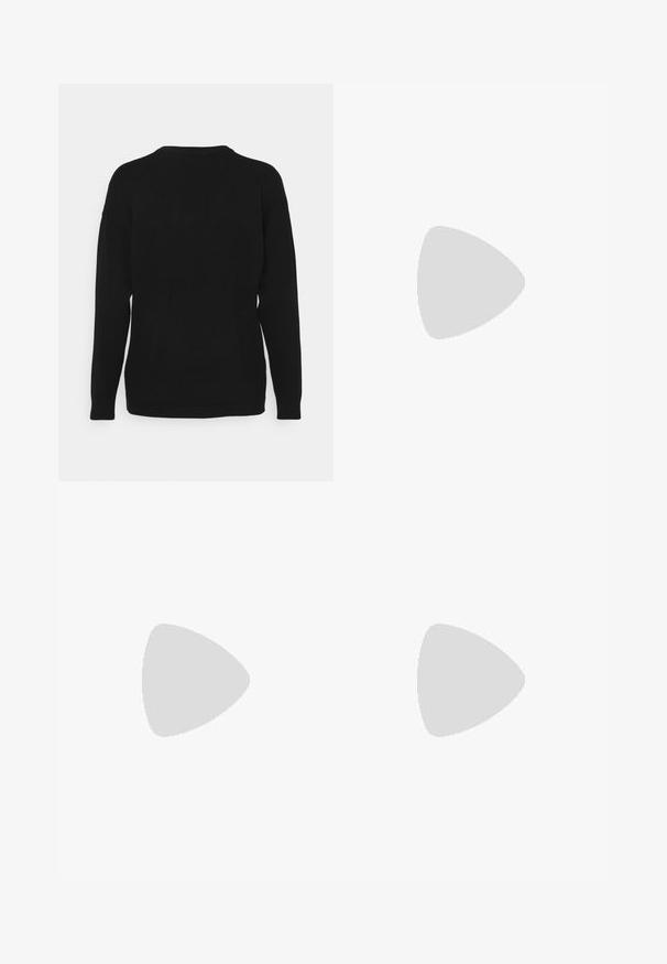Sort sweater i et blødt stof med lange ærmer, rund halsudskæring og en afslappet pasform. Bagsiden har et glat, ensfarvet design.; Højtaljede sorte denim jeans med en bred benklip, fem-lomme design og synlig syning. Stoffet har en glat, let tekstureret finish.; Bershka Højhælede sandaletter / Højhælede sandaler - black; Sort patenteret læder håndtaske med en buet form, en skulderrem, frontlommer og hardware accenter i sølvfarve.