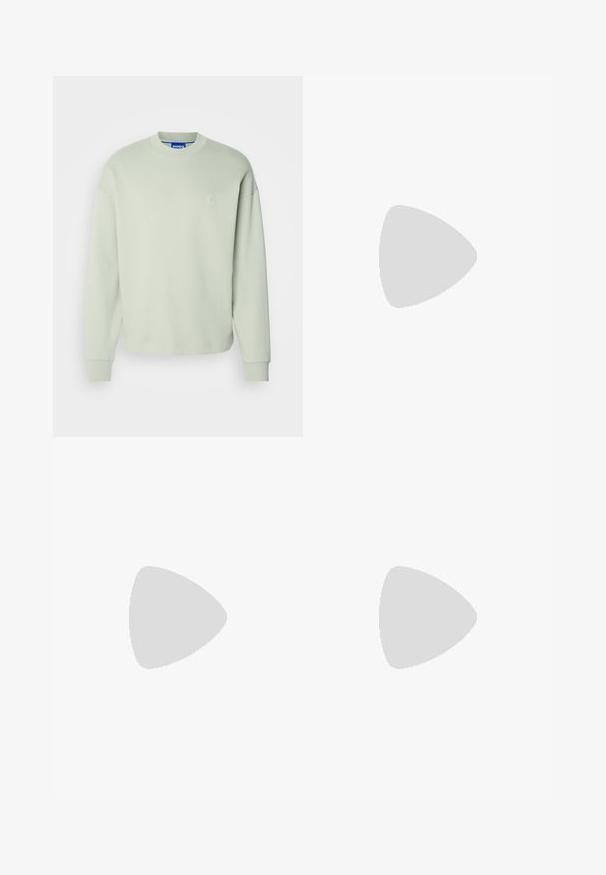 HUGO NINNYO - Mikina - light pastel green; Bílý bavlněný tričko s kulatým výstřihem a krátkými rukávy. Obsahuje kapsu na levé straně hrudi a malé zelené logo Lacoste.; Modré denimové džíny s vysokým pasem, rovnými nohavicemi a jemným vyblednutím. Mají klasický pětikusový styl a zapínání na zip.; Bílé kožené tenisky s perforovaným špičkovým boxem, plochými tkaničkami a polstrovaným límcem. Obsahují embosované logo po straně a texturovanou gumovou podrážku.