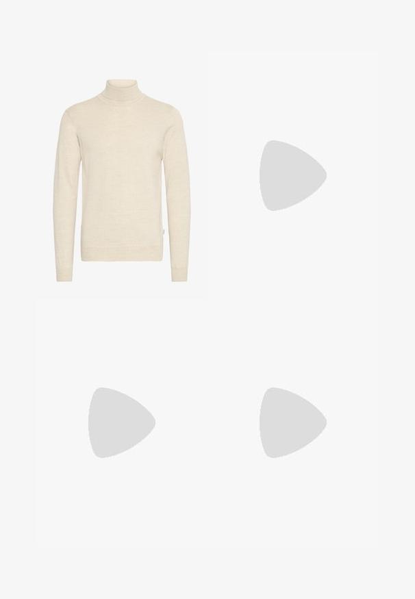 Jersey de cuello alto beige hecho de un tejido de punto suave. Presenta mangas largas y un diseño ajustado, con cuello y puños acanalados.; Pantalones cargo blancos con un corte relajado, cierre frontal de botón y múltiples bolsillos en los laterales, fabricados con un material de algodón duradero.; Zapato de cuero negro con cordones, acabado liso, punta redonda y suela de goma de bajo perfil. Diseño minimalista sin embellishments adicionales.; Gafas de sol negras con forma rectangular, lentes oscuros, detalles plateados en las patillas y un acabado mate en la montura.