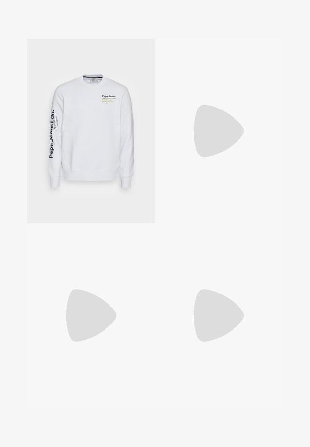 Pepe Jeans DUNCAN - Camisola - white; Calções de ganga azul claro com um corte descontraído, apresentando cinco bolsos, passadores para cinto e uma textura desbotada. A bainha é dobrada e cosida.; Sapatilha atlética branca e azul-marinho com detalhes em vermelho, painéis em malha, colarinho acolchoado e design de sola distinto com unidades de amortecimento visíveis.; Fanny pack preta feita de nylon; apresenta um bolso com zíper na frente, alça ajustável e um patch de logo. Formato arredondado com uma textura suave.