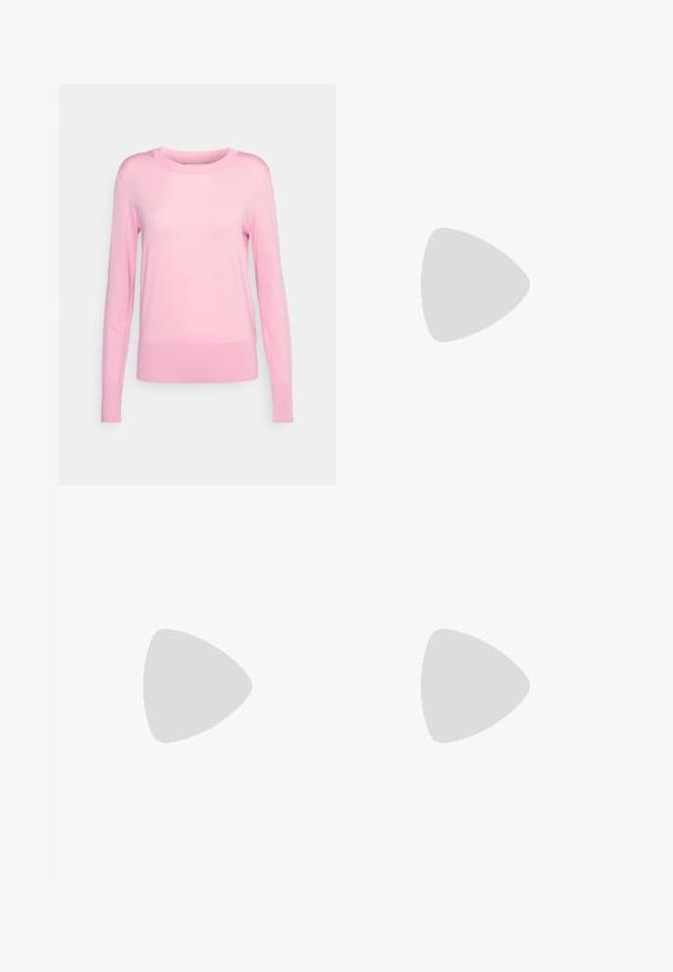 Lindex SWEATER TAYLOR - Camisola - light dusty pink; Jeans brancos de ganga com cintura alta, design de perna reta, cinco bolsos, fecho com botão e zip e detalhes de costura subtil.; Mocassim de couro preto com um detalhe de franjas, apresentando uma sola preta robusta e costura amarela ao longo da borda. Acabamento texturizado.; Conjunto de brincos de prata com vários designs: argolas finas, bordas texturizadas e estilos torcidos. Inclui opções de tacos e argolas.