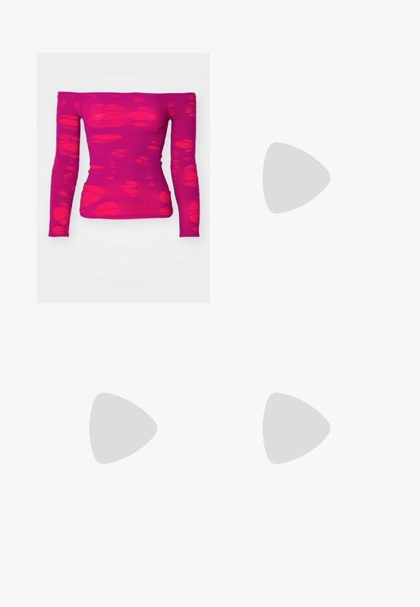 Bluzka magenta z odkrytymi ramionami i długimi rękawami, z wzorem nieregularnych, przezroczystych wycięć w całej tkaninie.; Czarne spodnie typu wide-leg wykonane z lekkiego materiału. Posiadają elastyczny pas z troczkiem i białe paski po bokach. Logo marki na biodrze.; Czarne sneakersy typu high-top z wysoką kanwową cholewką, białymi oczkami i sznurówkami. Posiadają gumowy czubek oraz kontrastującą białą podeszwę.; Srebrne kolczyki w kształcie serca posiadają fasetowane przezroczyste kamienie, otoczone teksturowaną ramą. Zestaw obejmuje kolczyki w stylu wkrętów oraz wiszące.