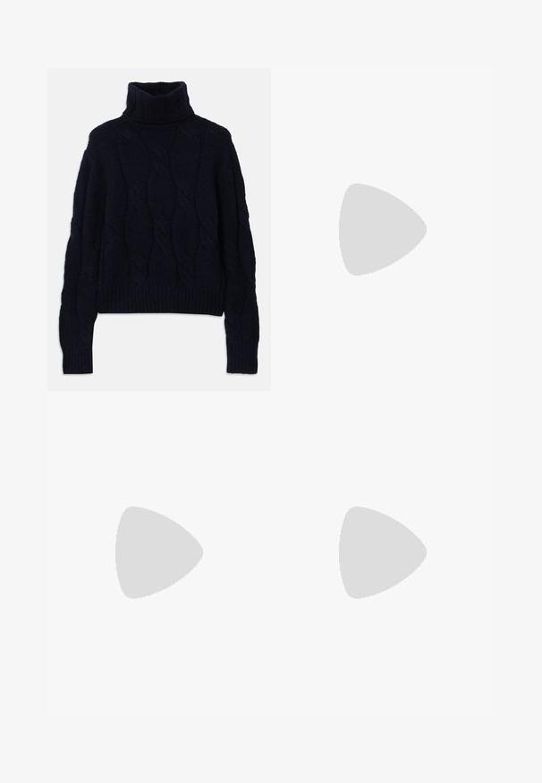 Marineblauer, gestrickter Rollkragenpullover mit Kabelmuster, strukturiertem Stoff sowie gerippten Bündchen und Saum. Lockere Passform mit langen Ärmeln.; Navyblaue weite Baumwollhosen mit mehreren Taschen. Enthält farbenfrohe gestickte Texte und Grafiken, darunter Herzen und verspielte Phrasen.; Brauner Wildleder-Loafer mit runder Zehenform, ausgestattet mit einer gerippten Plattformsohle und einem dekorativen Riemen über dem Obermaterial.; Braune Ledertasche mit Klappenverschluss, Beschlägen in Goldfarbe, einem Schultergurt und einer glatten Oberfläche. Kompakte rechteckige Form.