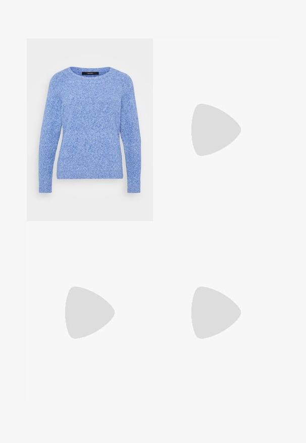 Svetlo modri pulover iz strukturirane pletene tkanine; ima okroglo izrezano ovratnik in dolge rokave z rebrastimi manšeti in robom.; ONLY Petite ONLMADISON BLUSH WIDE - Široke hlačnice - dark blue denim; Črne gležnjarje z sijajno površino, kvadratnim nosom in debelim blokskim peto. Oblikovanje izstopa s brezšivno silhueto in minimalnim logotipiranjem.; Srebrni kovinski obročasti uhani z brušenjem, s krožno obliko in prozornim zatičem za varno nošenje.