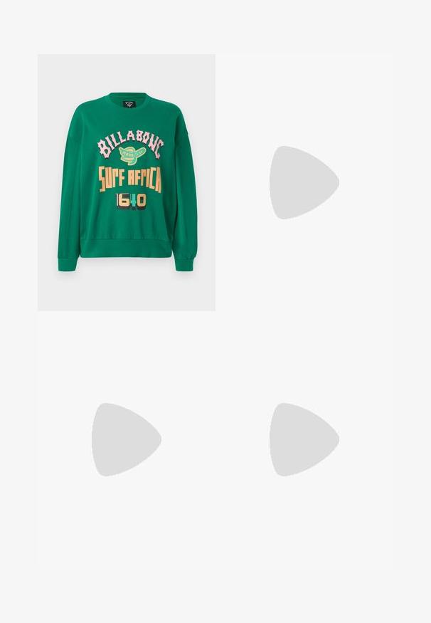 Sweatshirt verde com decote redondo, mangas longas e texto impresso em rosa, amarelo e preto. Material macio com punhos canelados.; Jeans de lavagem clara, de cintura alta, feitos de denim. Apresentam pernas largas, duas áreas rasgadas nos joelhos e o estilo clássico de cinco bolsos.; Sapatilha alta de tela branca com sola de borracha preta, bico de borracha na frente e seis ilhós para os atacadores, apresentando um design limpo e minimalista.; Bolsa de mão em couro vermelho com um design angular e geométrico. Apresenta uma única alça ajustável e um fecho com aba, com detalhes cosidos.