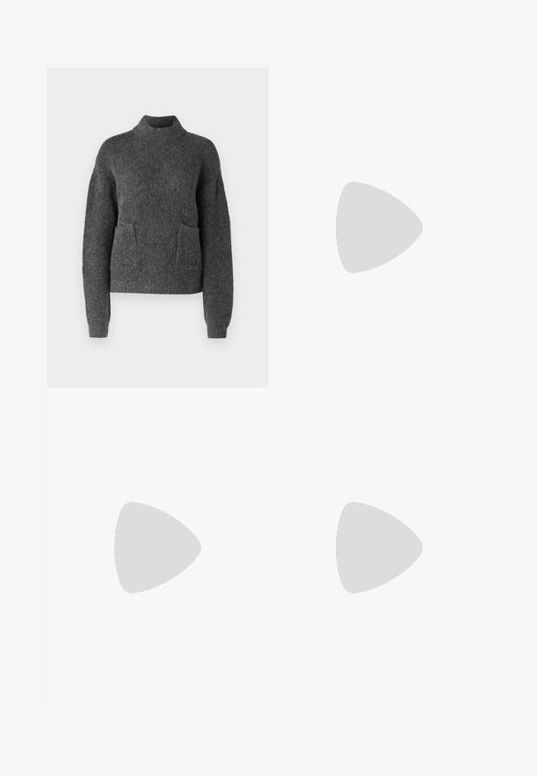 ONLY Tall ONLPIE LIFE LS  - Strickpullover - dark grey; Hoch taillierte schwarze Jeans aus Denim mit weitem Bein, Fünf-Taschen-Design und sichtbaren Nähten. Der Stoff hat eine glatte, leicht strukturierte Oberfläche.; Schwarze patentierte Sandalen mit Absatz, quadratischer Spitze, Knöchelriemen und silbernen Schnallen. Mit einem stabilen Blockabsatz für mehr Stabilität.; Schwarze Lederhandtasche mit geschwungener Form, abnehmbarem Tragegurt und goldenen Beschlägen. Die Tasche verfügt über einen Deckel mit einer Schnallen-Details.