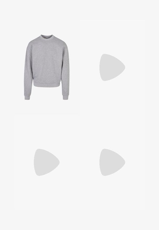 Sudadera gris con cuello redondo, mangas largas y puños acanalados. Fabricada en un material suave y texturizado, presenta un corte holgado.; Camiseta blanca de algodón con mangas cortas, cuello redondo, corte relajado y sin logotipos ni patrones visibles. Textura suave y diseño minimalista.; Jeans de mezclilla azul oscuro con un diseño de pierna recta, que presentan costuras amarillas, cinco bolsillos y un cierre de botón en la cintura.; Zapatillas deportivas con parte superior de piel blanca, puntera de ante gris y tres rayas negras. Presentan un logo azul en la lengüeta y una suela de goma texturizada.
