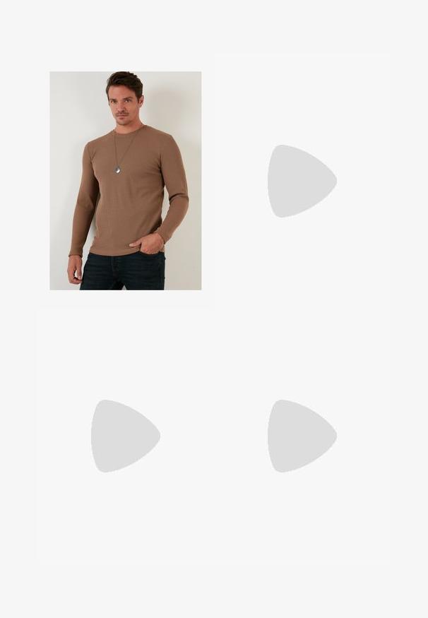 Braun gerippte Langarmshirt aus strukturiertem Stoff, mit rundem Ausschnitt und eng anliegendem Schnitt, kombiniert mit dunklen Jeans.; Langarmshirt mit navyblauen und weißen horizontalen Streifen, rundem Ausschnitt, aus Baumwollmaterial und mit lockerer Passform.; Weite blaue Denim-Jeans mit einer ausgewaschenen Optik, Fünf-Taschen-Design und einer Knopfverschluss. Ausgestattet mit Gürtelschlaufen und gestickten Details.; Braunfarbener Sandale mit zwei Riemen und Kupfer-Ü berschlägen, Korkfußbett und Gummisohle. Schlankes Design mit verstellbaren Riemen für eine optimale Passform.; Silberner Anhänger mit einem Wellenmotiv, das mit dem Gesicht eines Löwen verwoben ist, hängt an einer massiven Kette. Die strukturiert Oberfläche verleiht zusätzliche Details.