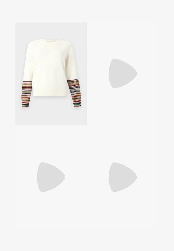 Maglione a maniche lunghe color crema, con polsini a coste e strisce multicolori. Tessuto morbido, colletto a girocollo, vestibilità rilassata.; Pantaloni a righe blu scuro con vita alta, design a gamba larga e senza hardware o decorazioni visibili. Tessuto liscio e vestibilità sartoriale.; Paul Smith TOPANGA - Ballerine - black; Clutch in pelle nera con texture arricciata, cornice in metallo color argento, chiusura a scatto e tracolla a catena. Superficie liscia e morbida.