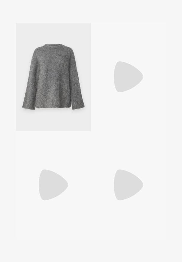 Gina Tricot BLEND SWEATER - Strikkegenser - mid grey; Svart vide bukser med høy midje, knappdetaljer på midjebåndet og frontplisser.; Sorte skinnankelsko med blokkhæl og plattformsåle, sett fra siden på en enkel hvit bakgrunn.; Svart lær toteveske med to lange håndtak, en glatt tekstur og en strukturert form. Har en frontlomme for ekstra oppbevaring.