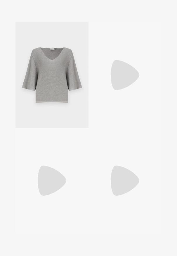 Szürke, rövid ujjú kötött felső V-nyakkal, finom fényével és bordázott textúrájával. Bokszos fazon, laza illeszkedéssel.; Fekete, bő szárú nadrág magas derékkal, gombos részletekkel a derékrészen és elülső pliszékkal.; Félcipő, fekete bőrből készült felsőrésszel, fehér lakkozott bőr orral, 6,5 cm-es tömbsarokkal és állítható bokapánttal.; Barna velúr kézitáska, gyűjtött kialakítással, egyetlen világosbarna bőrszíjjal és egy diszkrét arany logós részlettel az elején.