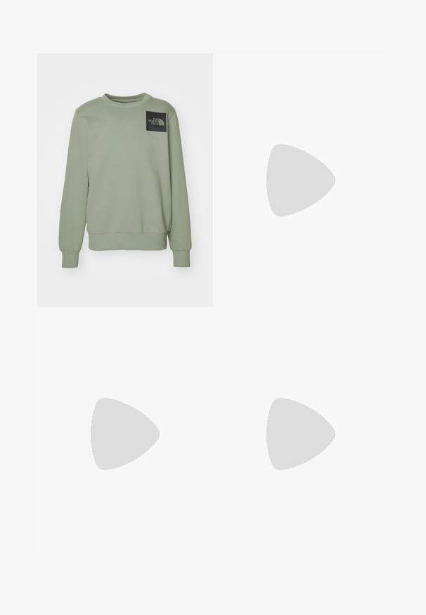 The North Face M FINE CREW - Felpa - clay grey; Due magliette di cotone bianche a maniche corte e collo rotondo. Tessuto liscio, senza motivi visibili, vestibilità standard.; Jeans in denim blu con un taglio dritto, dotati di una chiusura con bottoni, cinque tasche e una leggera texture sbiadita su tutta la superficie.; Sneakers neri in tela con punte e lacci bianchi in gomma. Le cuciture a contrasto e i fori in metallo aggiungono dettagli. Indossati con pantaloni beige e un tessuto nero.