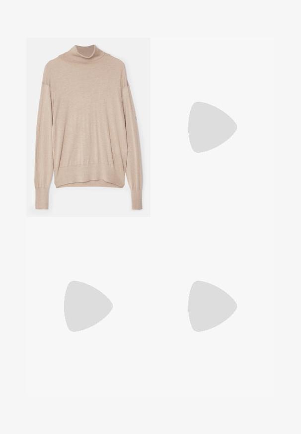 Beige turtleneck sweater made of soft material, featuring a relaxed fit, long sleeves, and a ribbed hem and cuffs. Subtle texture.; Wide-leg trousers in dark brown fabric. Features include pleats at the front, a waistband with belt loops, and side pockets. Smooth texture.; Beige platform sandals with a smooth suede upper, open-toe design, thick sole, and subtle branding, paired with dark flared jeans.; Brown crocodile-embossed handbag with a top handle and shoulder strap. Features a prominent logo on the front flap. Soft texture.