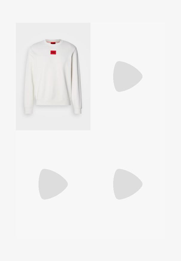 HUGO DIRAGOL - Mikina - natur; Bílý bavlněný tričko s krátkým rukávem, s malým modrým logem Lacoste a textem "PARIS" na hrudi. Klasický design s kulatým výstřihem.; Zelené slim-fit kalhoty s bílým geometrickým vzorem a detailním bočním pruhováním, vystavené na bílém pozadí.; Bílé atletické boty s šedými akcenty, svrchní část z prodyšné síťoviny a syntetického materiálu, šněrovací design a texturovaná gumová podešev s protiskluzovými vzory.