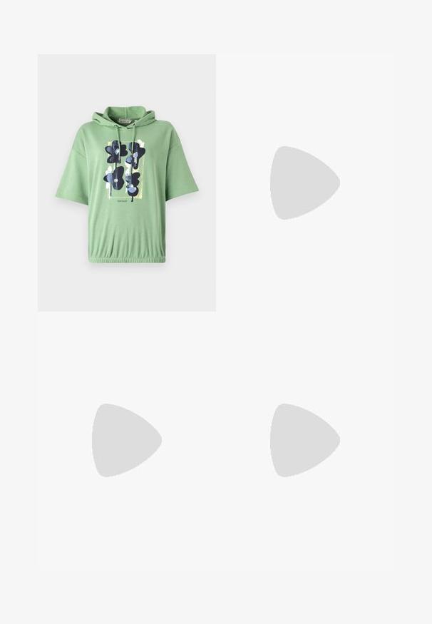 Felpa verde con cappuccio e maniche corte, caratterizzata da una stampa grafica di fiori scuri e accenti astratti nella parte anteriore. Orlo elasticizzato.; Jeans in denim azzurro chiaro, con vestibilità dritta, vita alta, trama sbiadita e cinque tasche. Presentano chiusura con bottone metallico e zip.; Sneaker bianco realizzato in materiale sintetico liscio, con punta arrotondata, design con lacci, suola piatta e delicati dettagli perforati.; Borsa a spalla in finta pelle marrone con forma curvata, cuciture minime e un accento in metallo dorato. Presenta una chiusura con zip superiore e una tracolla regolabile.