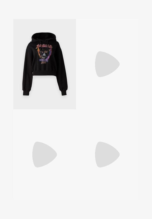Felpa nera corta in cotone, con una grafica frontale di un pantera con accenti colorati e il testo "Sauvage Versace Jeans Couture."; Pantaloni neri a zampa d'elefante realizzati in un tessuto morbido, con fessure all'orlo legate con fiocchi per un tocco di dettaglio in più.; Décolleté in pelle verniciata nera con punta affilata, caratterizzato da una sezione ritagliata e una fascia elastica con il nome del marchio in rilievo.; Borsa a tracolla nera in pelle con due tasche frontali, fibbie dorate, chiusura con zip e una tracolla sottile. Superficie texturizzata e forma rettangolare compatta.