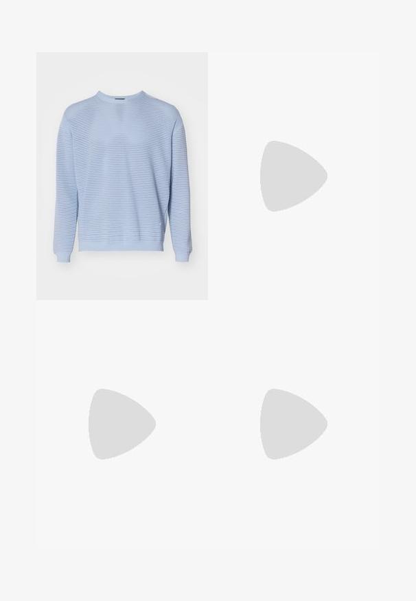 Pulover tricotat de culoare albastru deschis, cu un design texturat, guler rotund și mâneci lungi cu manșete și tiv striate.; Tricou alb cu mânecă scurtă, fabricat din bumbac, având un mic logo brodat pe pieptul stâng, cu gât rotund și o textură moale.; Pantaloni negri din catifea cu o croială lejera, având un tiv elastic cu șnur și buzunare laterale. Materialul prezintă o textură ribbed.; Sneaker din piele neagră cu profil joasă, vârf rotunjit și închidere cu șireturi; caracteristici o talpă din cauciuc texturat și detaliu cu logo pe toc.