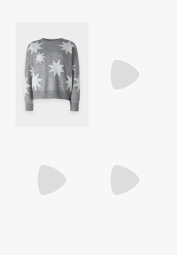 Pulover gri tricotat cu modele de stele albe, guler rotund și manșete și tiv cu dentărie. Design scurt cu o textură moale.; Jeans din denim negru, cu croi evazat și talie înaltă, având cinci buzunare și un sistem de închidere solid cu buton. Textură netedă cu o ușoară elasticitate.; Loafers negri din piele cu platformă, cu vârf rotund și o curea lată peste vamp. Dispune de un toc gros, pătrat și o textura netedă.; Ochelari de soare negri, unghiulari, cu lentile gri; fabricați din plastic, având brațe groase cu o suprafață netedă și fără hardware vizibil.; Cercei din argint cu un design torsadat, având un finisaj lucios și închidere cu tijă. Au un diametru de aproximativ 3 cm.