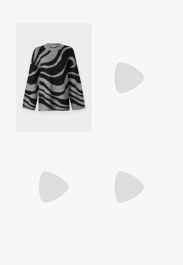 Grå og sort sweater med zebrastribemønster, lavet af blødt stof, med rund halsudskæring og brede ærmer.; Sorte bukser med lige pasform, der har frontlommer og slidser i kanten. Lavet af blødt, glat stof. Velegnet til forskellige anledninger.; Sorte patenterede hælsandaler med firkantet tå, ankelremme og sølvspænder. Har en chunky blokHæl for stabilitet.; Sort læder tote taske med glat tekstur, rektangulær form og to lange hanke. Ingen synlig hardware eller udsmykninger.