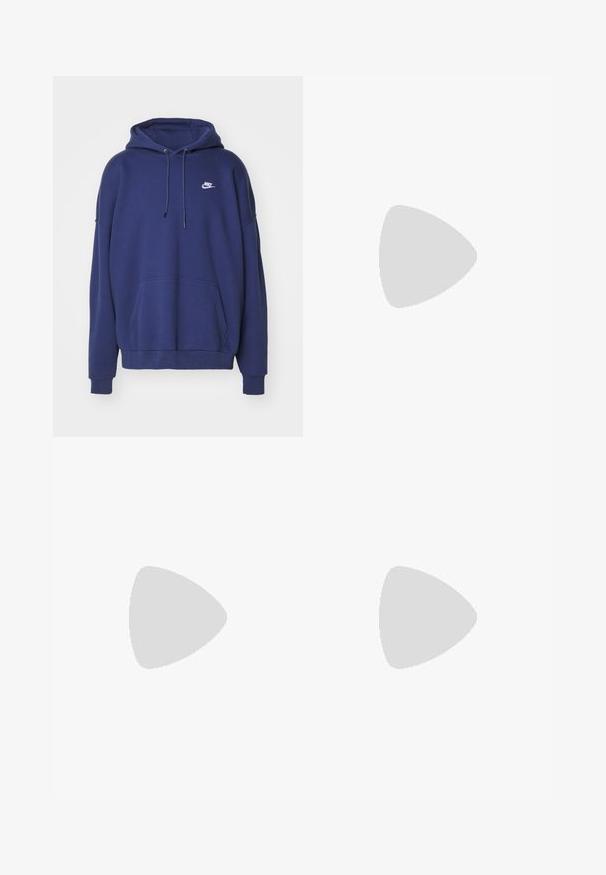 Nike Sportswear SPORTSWEAR CLUB - Φούτερ - midnight navy; Μαύρα φόρμα με ελαστική μέση, μανσέτες στους αστραγάλους και μικρό λευκό λογότυπο Nike στην αριστερή πλευρά. Κατασκευασμένα από μαλακό υφασμάτινο ύφασμα.; Μαύρο αθλητικό π�απούτσι με υφασμάτινο επάνω μέρος με υφή, λευκό σήμα Nike και χοντρή λευκή σόλα. Διαθέτει θηλιά στον τακούνι για εύκολη φόρεση.; Μαύρα πλαστικά γυαλιά ηλίου με πράσινους φακούς, τετράγωνα σκελετά, ασημένια λεπτομέρεια στη ράχη και υφασμένες βραχίονες. Δηλωμένη μάρκα στον εσωτερικό βραχίονα.