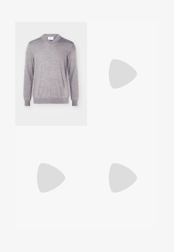 Maglione a V in grigio chiaro, realizzato in materiale morbido. Presenta maniche lunghe e orlo a coste. Nessun motivo o accessori hardware notevoli.; T-shirt di cotone verde chiaro con scollo rotondo, maniche corte e un logo del marchio stampato in modo discreto al centro del petto.; Pantaloni a gamba larga realizzati in tessuto grigio scuro. Presentano pences in vita, un design sartoriale e una silhouette dritta.; Scarpa oxford in pelle nera con design con lacci, punta arrotondata, suola piatta in gomma e dettagli di cucitura discreti lungo la parte superiore.